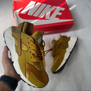 WMNS Nike Air Huarache Run